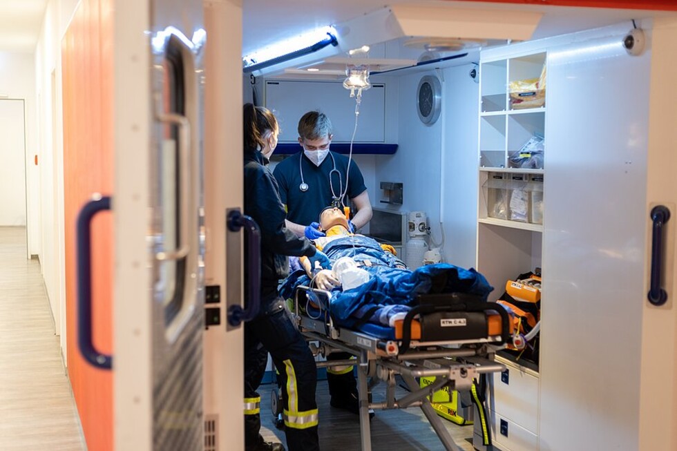 Auszubildende im Nachbau eines Rettungswagens
