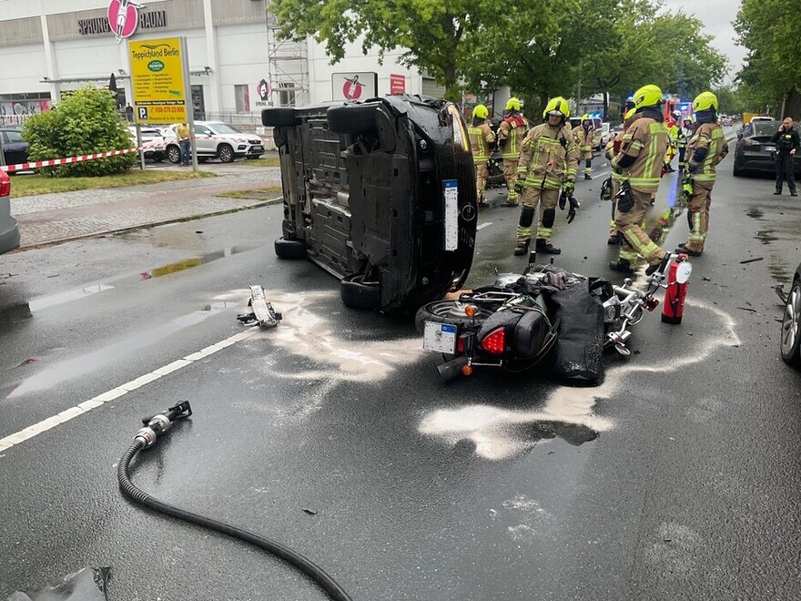 Einsatzkräfte neben dem verunfallten Fahrzeug