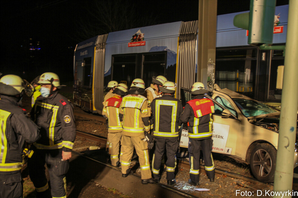 Besprechung am verunfallten Fahrzeug