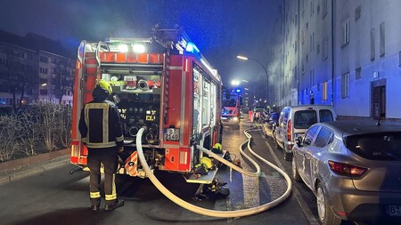 Löschfahrzeug und weitere Fahrzeuge und Kräfte vor der Einsatzstelle