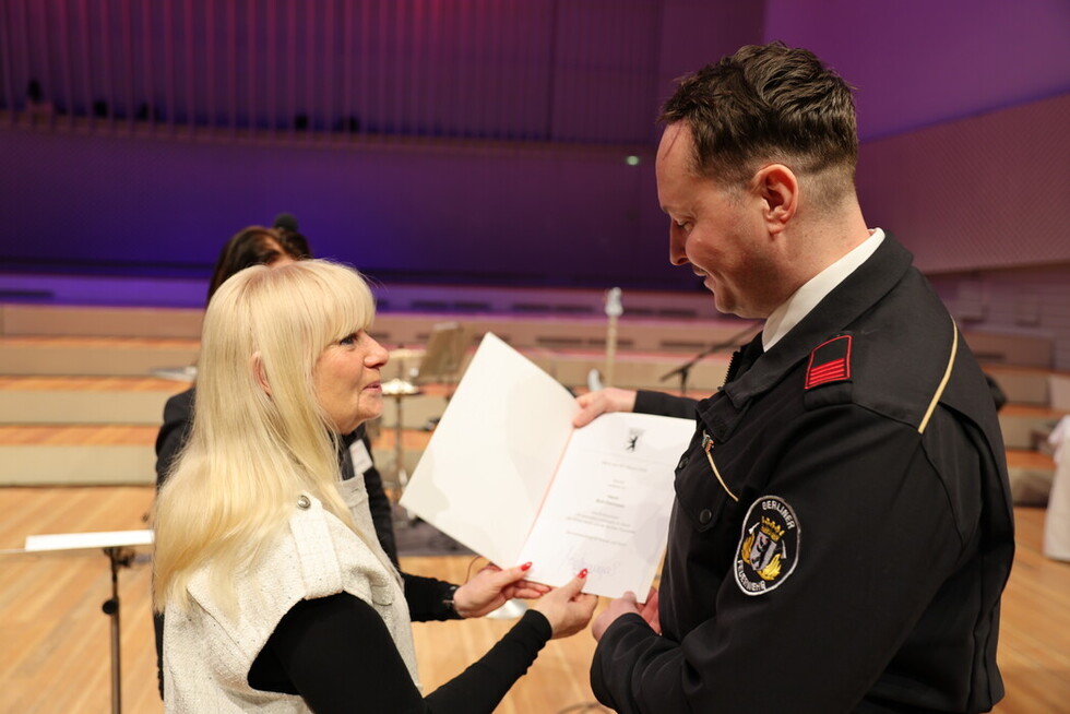 Verleihung der Urkunden durch die Innensenatorin Frau Spranger.