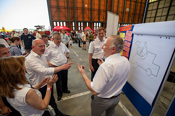 Mehrere Personen vor einer Schautafel