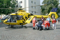Hubschrauber auf Kreuzung mit Einsatzkräften