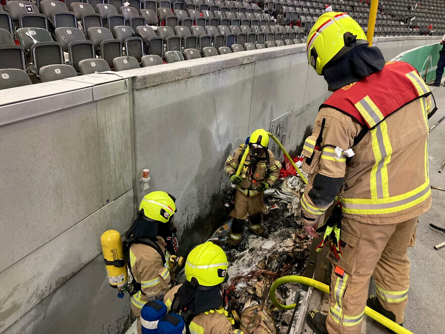 Trupps unter Atemschutz bei der Brandbekämpfung im Stadiongraben