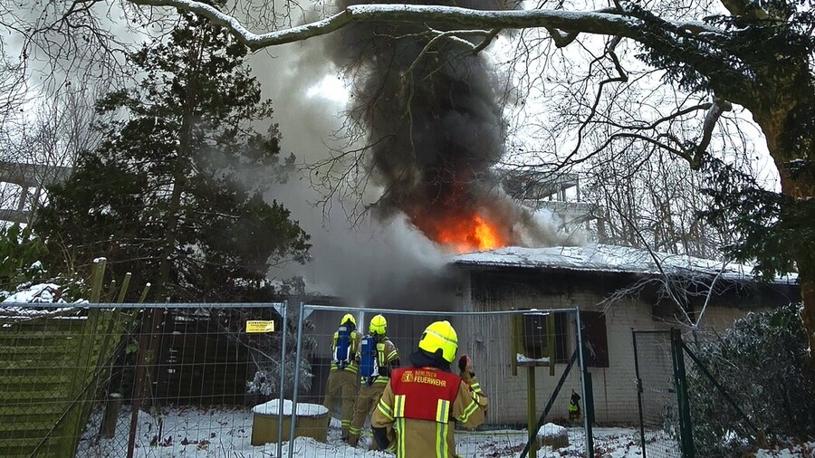 Kräfte gehen zur Brandbekämpfung vor. 