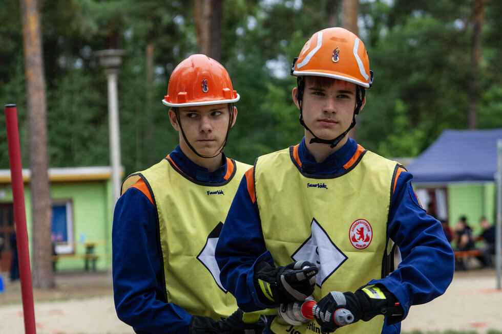 Mitglieder der Jugendfeuerwehr bei einer Übung am Strahlrohr.