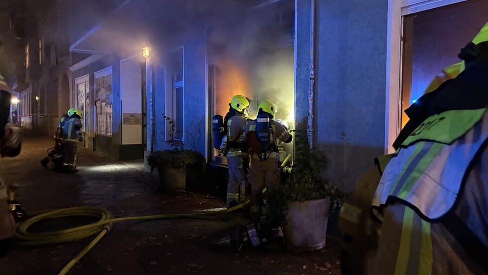 Einsatzkräfte beim eindringen in den Brandraum