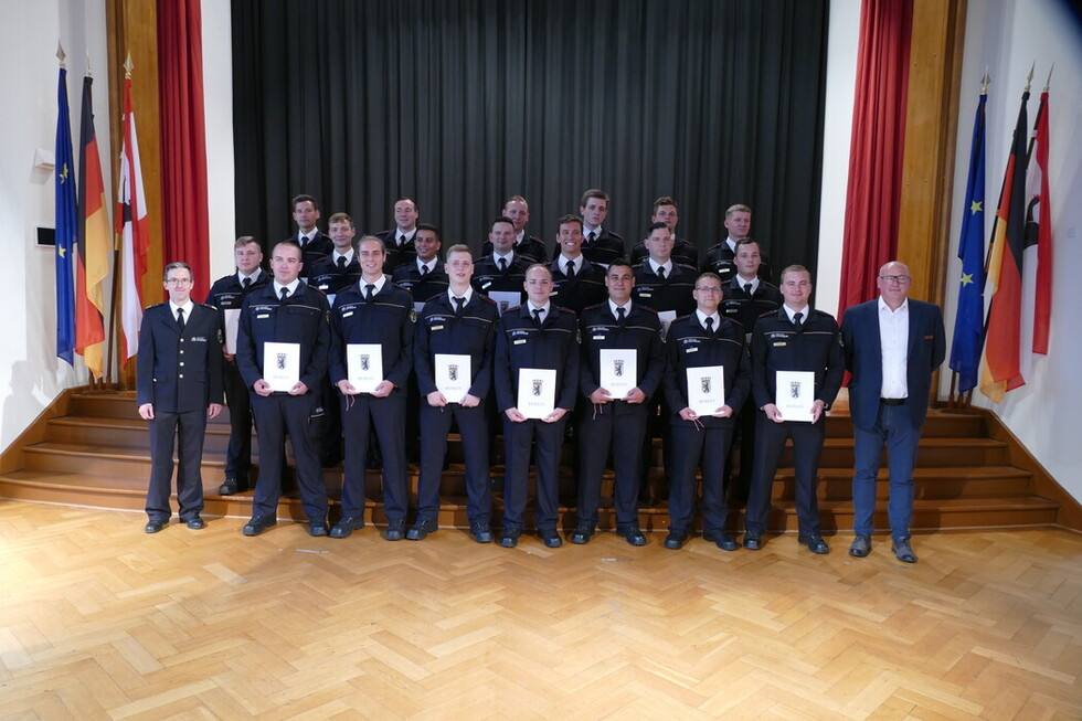 Gruppenbild der ernannten Brandmeister auf Probe.