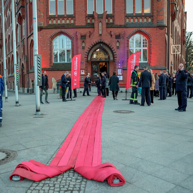 Roter Schlauchteppich vor dem Rathaus Lichtenberg