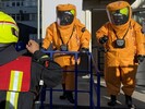 Einsatzkräfte im schweren Chemikalienschutzanzug (KSF 3)