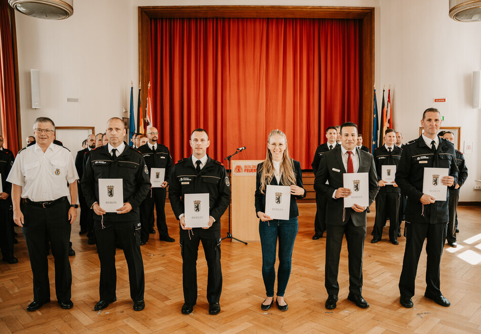 Überreichung der Urkunden und Glückwunschschreiben.