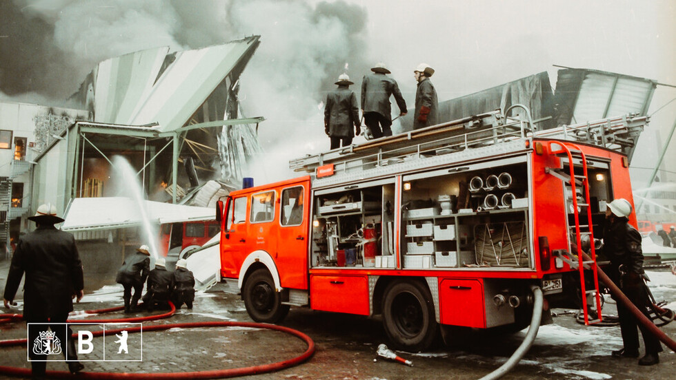 Brandbekämpfung der Lagerhalle.