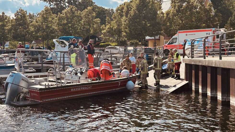 Rettungsboot mit Patienten am Hafen