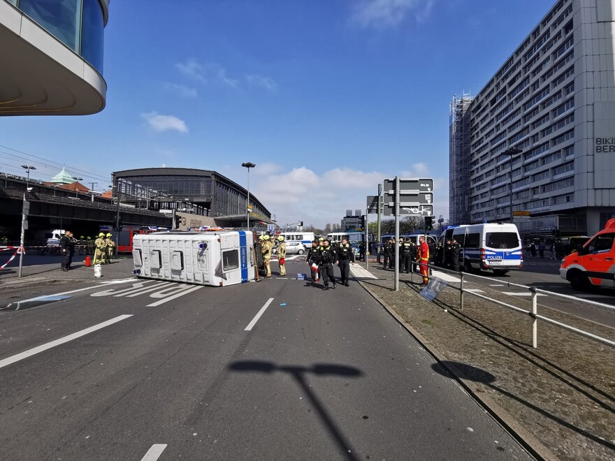 Umgestürztes Polizeifahrzeug auf der Straße