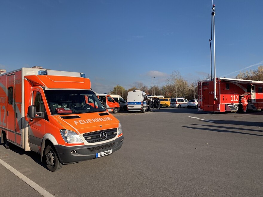 Zur Absicherung der Feuerwerker standen Rettungskräfte der Berliner Feuerwehr bereit