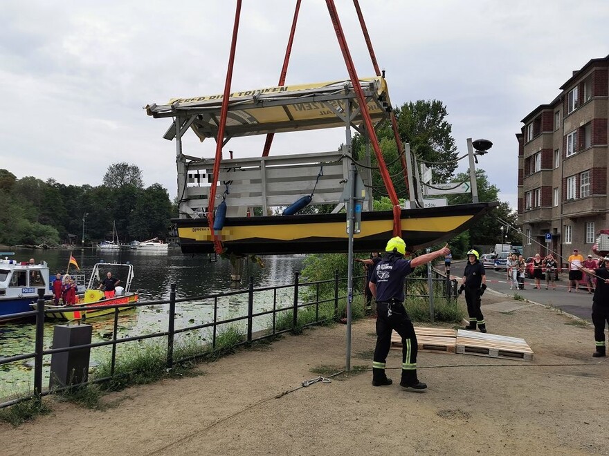 Floßboot wird aus dem Wasser gehoben