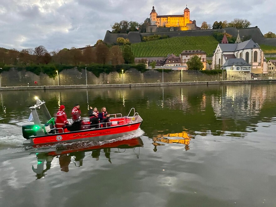 Bootsfahrt auf dem Main mit Blick auf die Festung Marienberg nach erfolgreichem Workshop