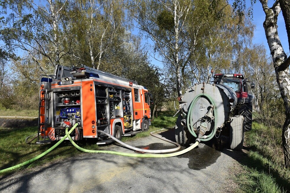 Wasserübergabe aus einem mobilen Tankanhänger