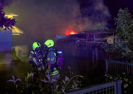 Einsatzkräfte vor der Gartenlaube