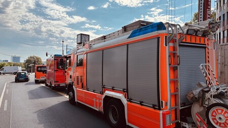 Einsatzfahrzeuge warten vor Einfahrt in die Sperrzone.