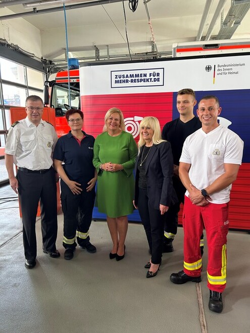 Gruppenbild mit Frau Faeser, Frau Spranger, Herr Homrighausen und den Akteurinnen und Akteuren der Berliner Feuerwehr