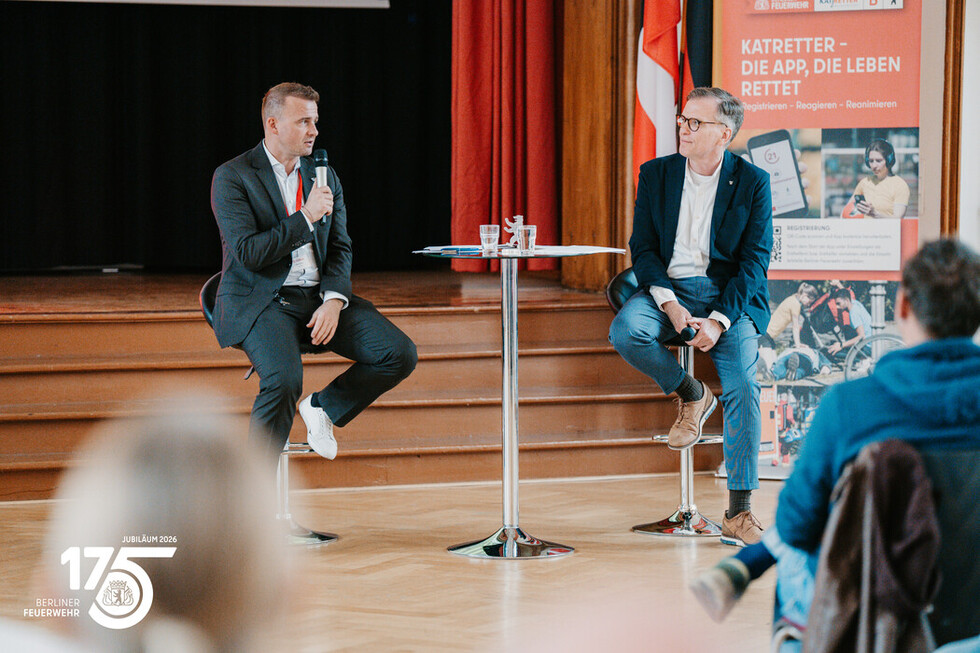 Vinzenz Kasch und Heiko von Glahn während ihres Fachvortrags zum Thema „175 Jahre Berliner Feuerwehr – kommunikative Einordnung“.