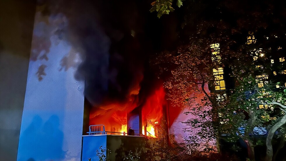 Flammen schlagen aus der Brandwohnung