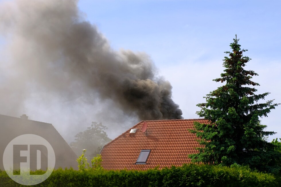Rauch aus dem Dachbereich eines Einfamilienhauses