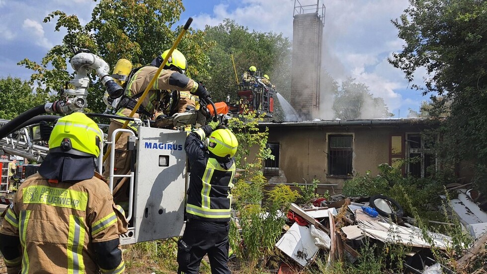 Atemschutztrupp auf einer DLK bereitet sich auf den Einsatz vor