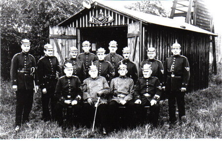 Feuerwehrleute in historischen Uniformen