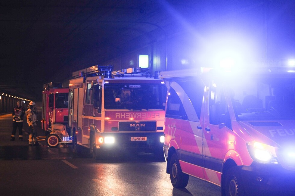 Einsatzfahrzeuge im Tiergartentunnel.