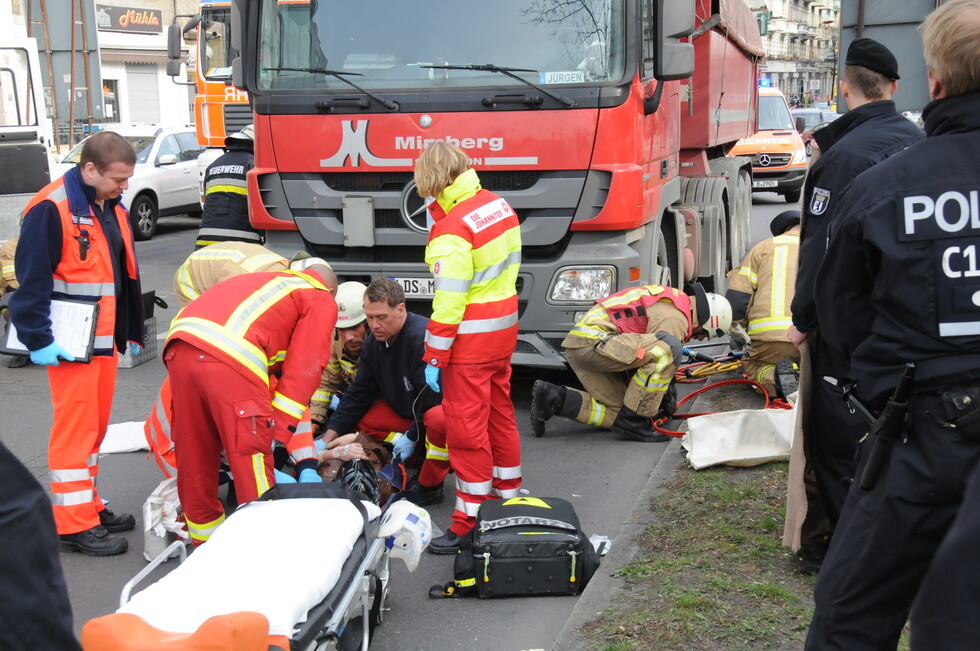 Radfahrerin unter LKW eingeklemmt