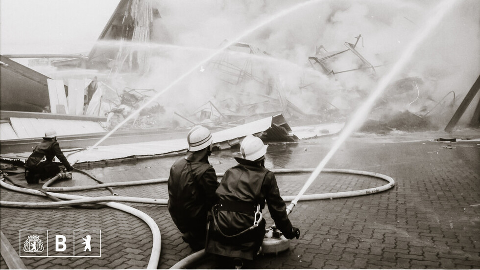 Brandbekämpfung der Lagerhalle.