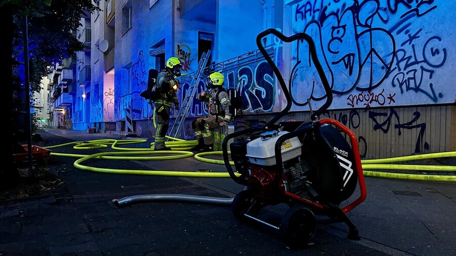 Atemschutzgeräteträger stehen für den Einsatz bereit.