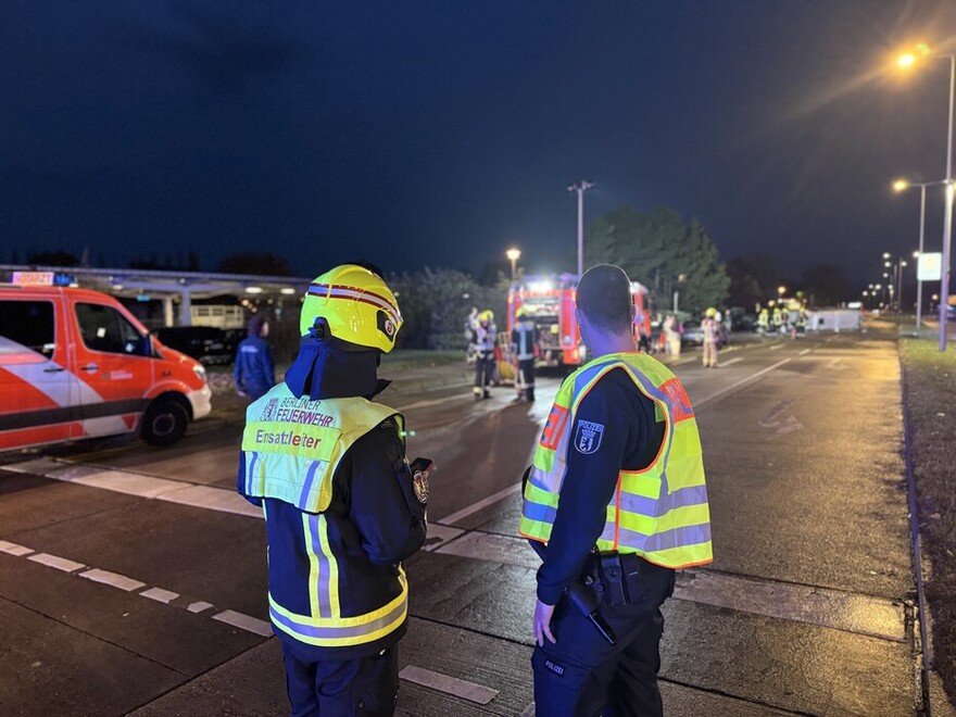 Lagebesprechung zwischen Feuerwehr und Polizei