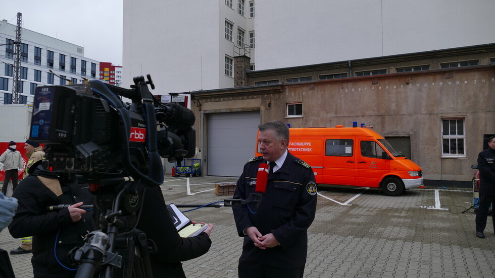 LBD Dr. Karsten Homrighausen gibt Medienvertretern weiterführende Informationen