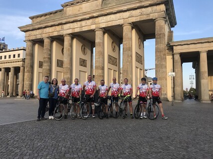 Radlergruppe mit dem LBD vor dem Brandenburger Tor