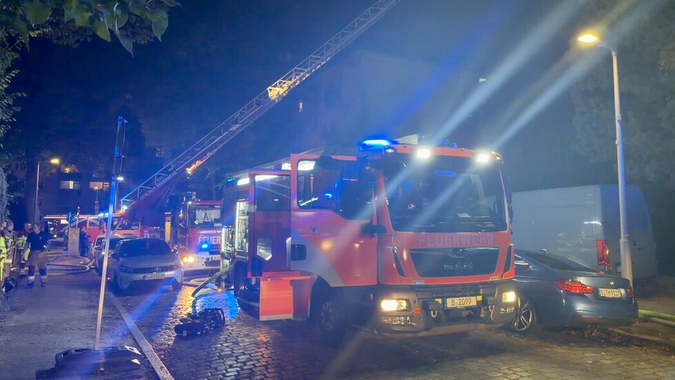 LHF und DLK vor der Einsatzstelle