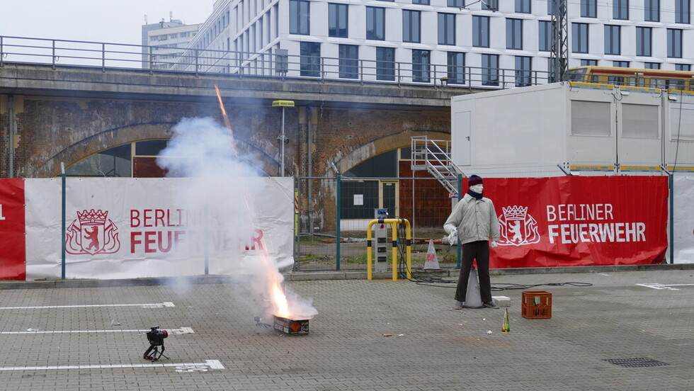 Der Sachgemäße Umgang mit Feuerwerksbatterien wird dargestellt