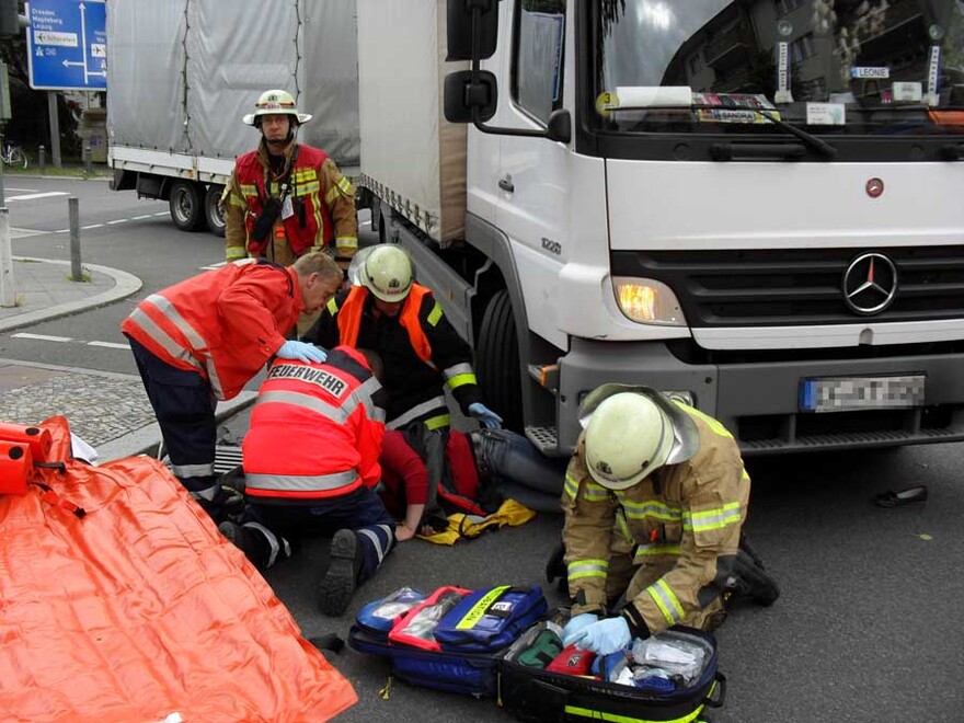 Radfahrerin wird medizinisch Versorgt