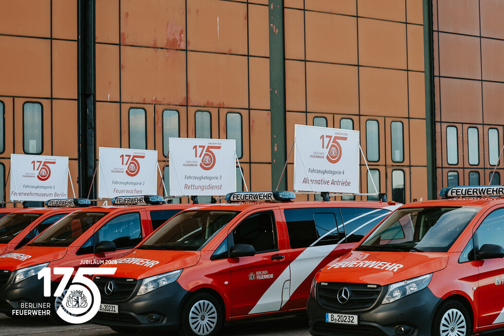 Fünf Fahrzeuge markieren die Kategorien des Fahrzeugkorsos.