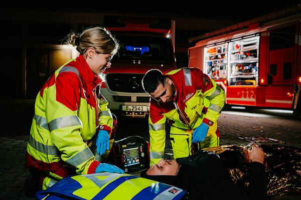Notfallsanitäter versorgen einen Patienten