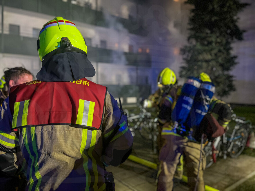 Brand in Neukölln: Staffelführer im Austausch mit einem Trupp