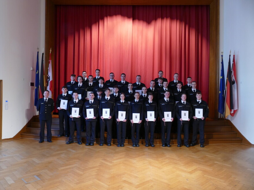 Gruppenbild mit allen ernannten Nachwuchskräften