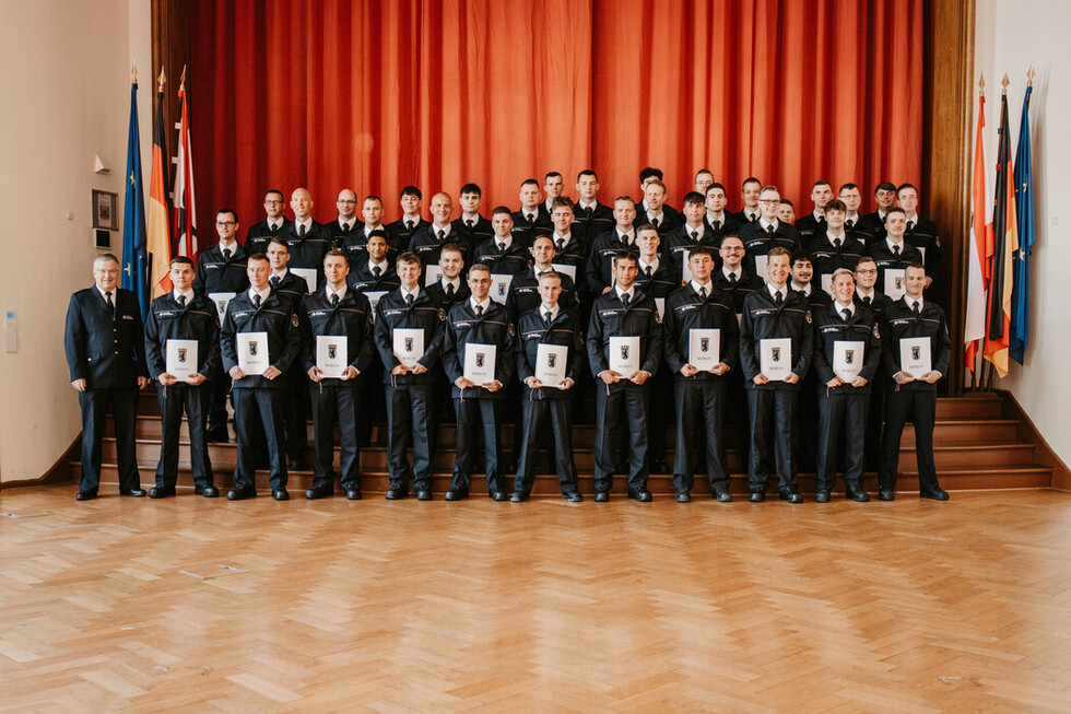 Gruppenbild der neu eingestellten Nachwuchskräfte des Einstiegsweges 112 Classic