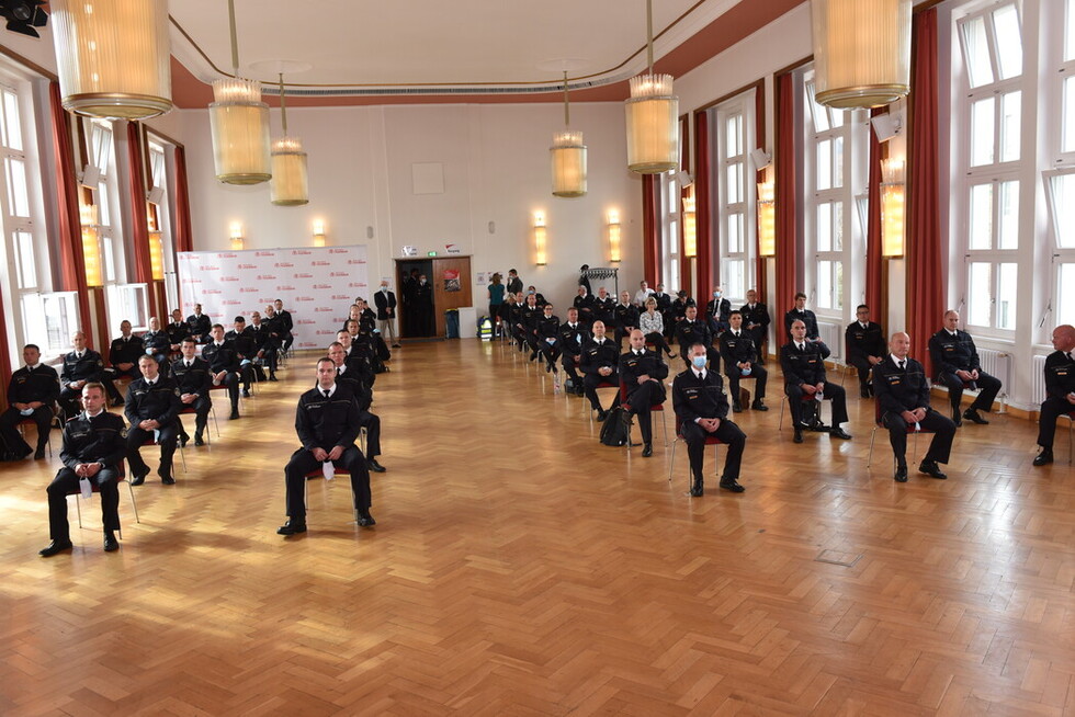 Großer Saal mit Mitarbeitenden 