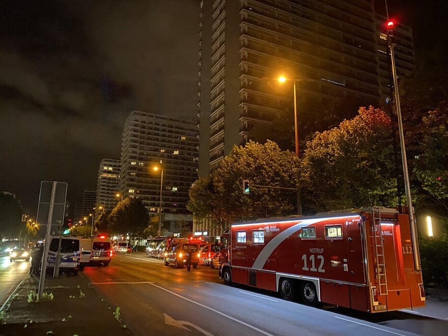 Einsatzleitung auf der Leipziger Straße vor dem betroffenen Hochhaus