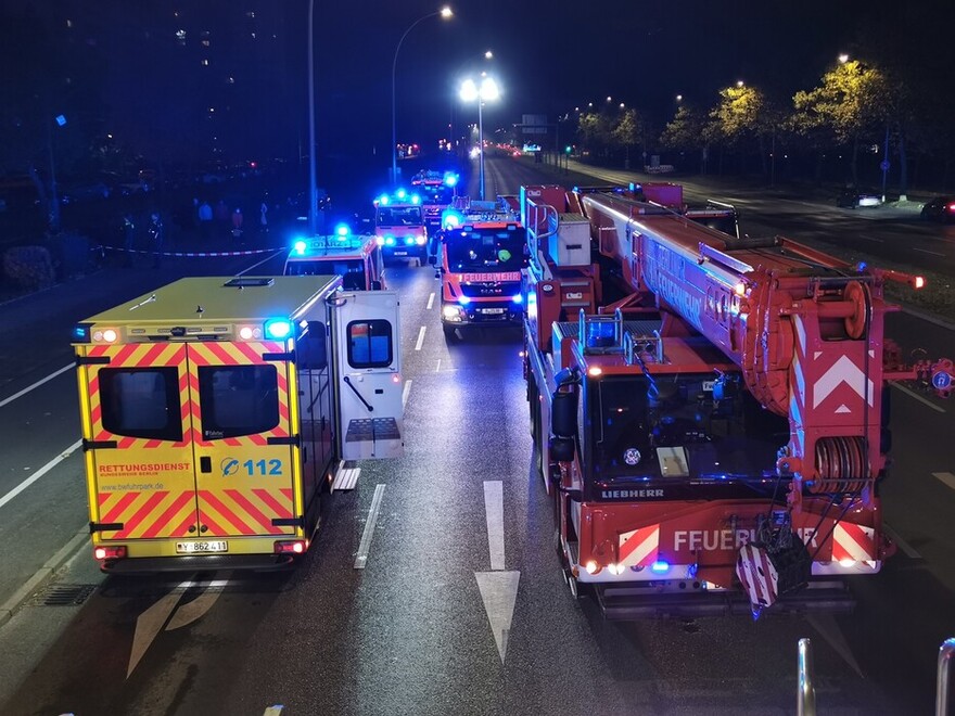 Feuerwehrkran und weitere Einsatzfahrzeuge auf der Einsatzstelle