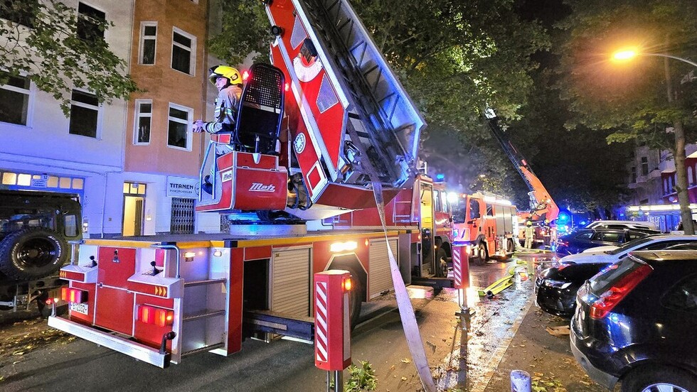 Brandbekämpfung über zwei Drehleitern