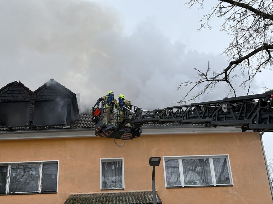 Trupp auf der Drehleiter